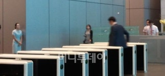 [현장+]이재용 사장 사원증 찍고 출근하는 이유