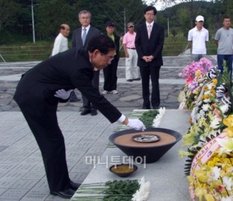 [사진]박원순, 노무현 전 대통령 묘소 참배