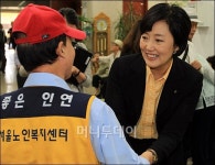 [사진]노인복지센터 방문한 박영선 후보