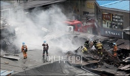 [사진]연기 자욱한 종로 관수동 화재발생 상가
