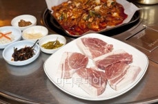 흑돼지 전지 사용한 소금구이 메뉴로 일평균 5~6회전 이상