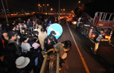 [사진]강변북로를 지나는 시민들 위험합니다!