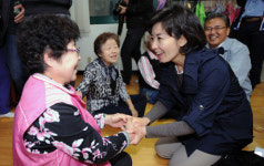 [사진]나경원 후보 어르신 건강하세요