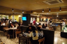 고객발길 잡는 이색 푸드스타일 스쿨스토어 “모닥바” 선뵈