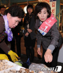 [사진]이경시장 방문한 나경원 후보