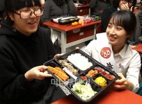 [사진]영양만점 불고기 도시락 받고 좋아하는 수험생