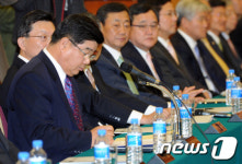 [사진]서명하는 신동규 회장