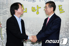[사진]안철수 전격 방문, 웃음꽃 핀 박원순