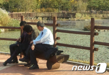[사진] 단풍과 태블릿 PC의 만남