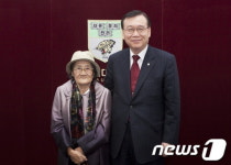 88세 할머니, 34년전 숨진 아들 모교에 67억원 기부