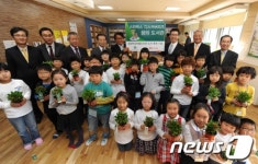 스타벅스, 강릉 송양초교에 도서 후원