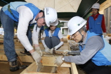 13년째 망치질 사랑의 집 2000호 선물