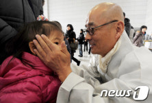 명진테크놀러지주 | [사진]어린이와 인사하는 명진스님
