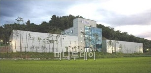 2년만에 매출 100억→1300억...아몰레드장비 황태자