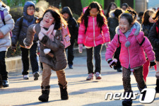 [사진]추위에 절로 빨라지는 등굣길