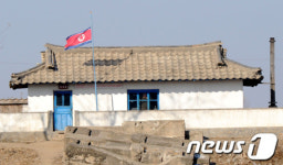 [사진]北 보위대 막사에 걸린 조기