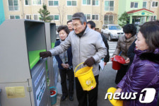 [사진]음식물 쓰레기 버리는 박승호 시장