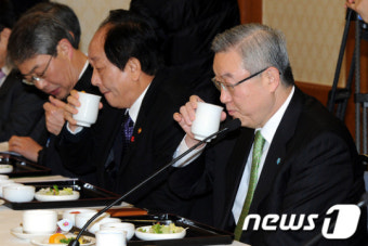 [사진]물 마시는 장관들