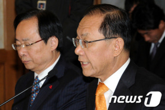 [사진]인사말하는 황우여 원내대표