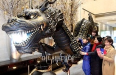 [사진]흑룡의 기운 받아가세요!
