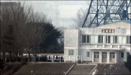 [사진]김정일 영결식 문화회관으로 모여드는 北 주민들