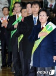 [사진]국민의례하는 민주통합당 당권주자들