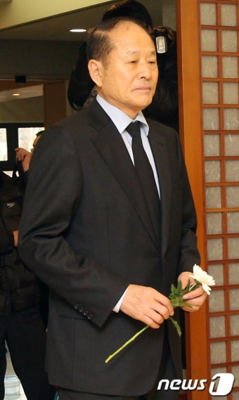 [사진]故 김근태 고문 빈소찾은 이상득 의원