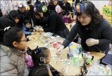 [사진]클레이 아트 설명 듣는 어린이들