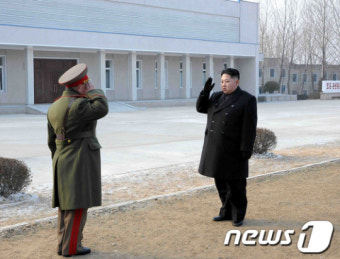 김정은, 탱크사단 방문으로 첫 공식활동