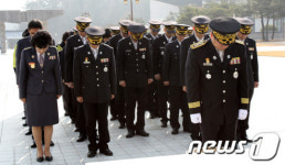 [사진]신년참배하는 북부소방서 대원들