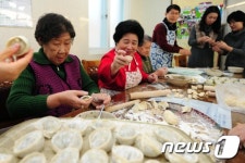 [사진]만두 빚는 할머니와 장관님