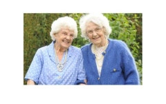 102번째 생일 맞이한 세계 최고령 쌍둥이 할머니