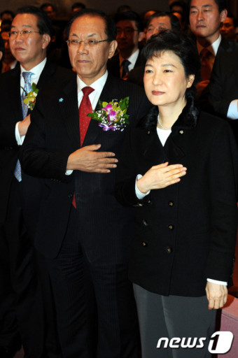 [사진]국민의례하는 박근혜 비대위원장과 황우여 원내대표