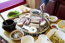 복분자 사료 먹여 키운 제주산돼지생갈비와 숯불구이로 점심 특화