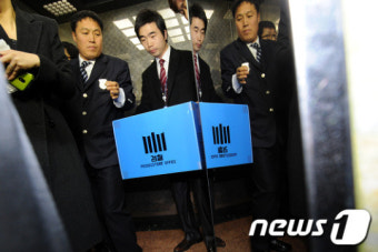 [사진]국회의장 비서관실 압수수색 마친 검찰