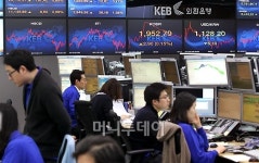 [사진]설 연휴 끝, 분주한 외한은행 딜링룸