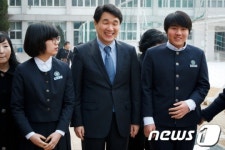 [사진]이대부속중학교 방문한 이주호 교과부장관