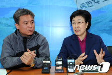 [사진]대화나누는 한명숙 대표와 김영훈 민주노총위원장
