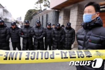 [사진]긴장하는 전 전대통령 경호 경찰들