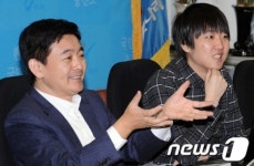 [사진]손인사 나누는 조현정-이준석