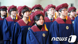 [사진]마지막으로 교가 합창하는 졸업생들