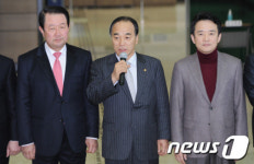 [사진]방북 소감 밝히는 김충환 위원장