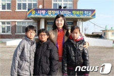 군산선연초교 마지막 졸업식…50년 역사속으로