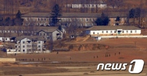 [사진]김정일 생일에 줄지어 가는 北주민들