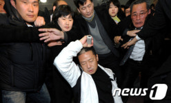 [사진]지역구 지켜라 삭발하는 지역구민