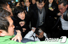 [사진]삭발하는 지역구민