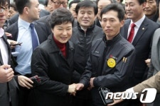 [사진]부산 동래우체국 방문한 박근혜 비대위원장