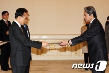 [사진]李 대통령, 이태로 주몽골대사에 신임 임명장 수여
