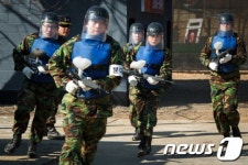 [사진]시가지 전투 훈련하는 예비군