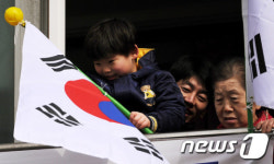 [사진]삼대가 함께 게양하는 태극기